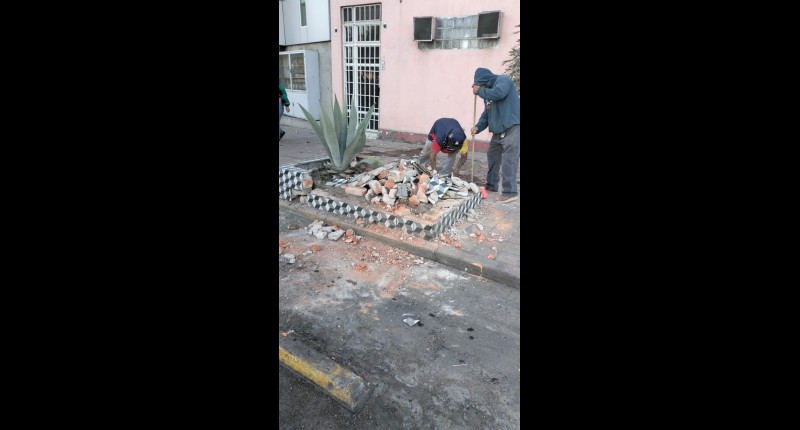 JAIRO SE IMPACTÓ CONTRA UNA JARDINERA EN FRACC BOSQUES, AGUASCALIENTES