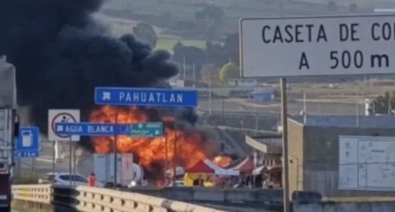  INCENDIO DE PIPAS CON COMBUSTIBLE PARALIZA LA AUTOPISTA MÉXICO?TUXPAN EN TULANCINGO