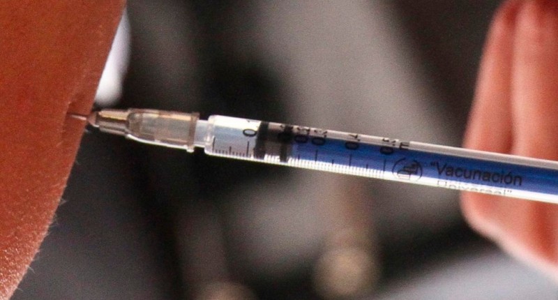 ¿CUÁLES SON LOS GRUPOS PRIORITARIOS PARA VACUNARSE CONTRA EL SARAMPIÓN Y POR QUÉ LOS MAYORES DE 50 AÑOS NO LO SON?