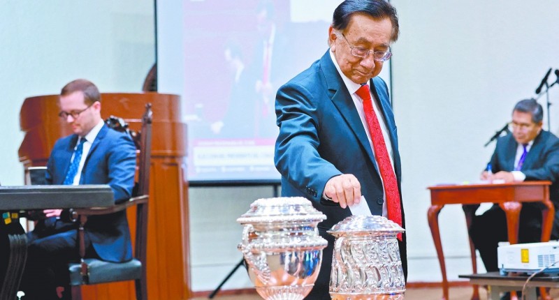 PERÚ TIENE NUEVO PRESIDENTE: JOSÉ BALCÁZAR