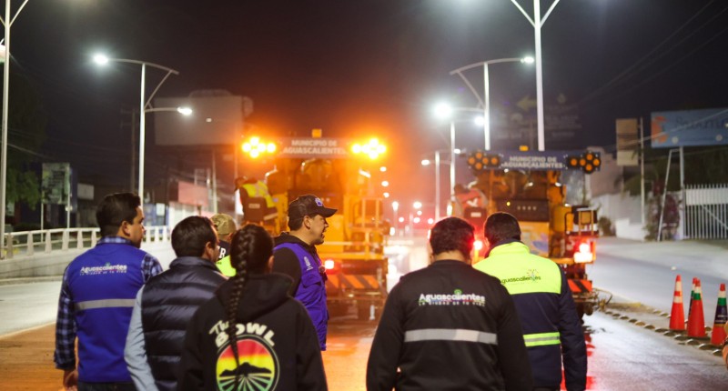ALCALDE DE AGS, LEO MONTAÑEZ, ENCABEZÓ  TRABAJO NOCTURNO DE PINTURA VIAL EN PASO INFERIOR DE GUADALUPE GONZÁLEZ