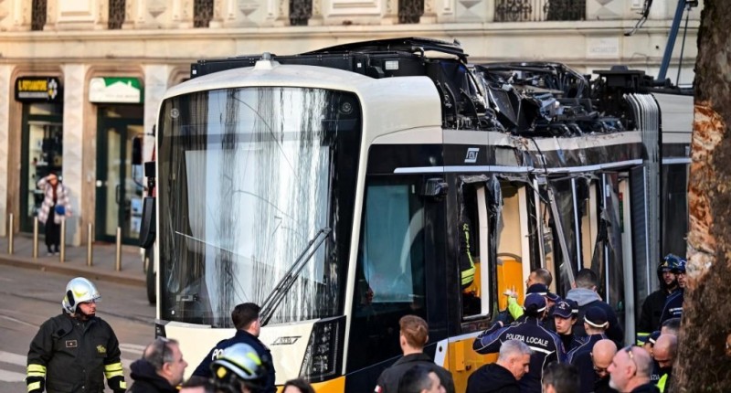 TRANVÍA SE DESCARRILA EN PLENO CENTRO DE MILÁN; TAXISTA CAPTA EL MOMENTO DEL ACCIDENTE | VIDEO 