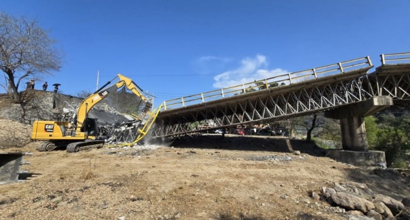 DERRIBAN PUENTE DAÑADO EN PUERTO VALLARTA TRAS LOS BLOQUEOS POR EL ABATIMIENTO DE `EL MENCHO`
