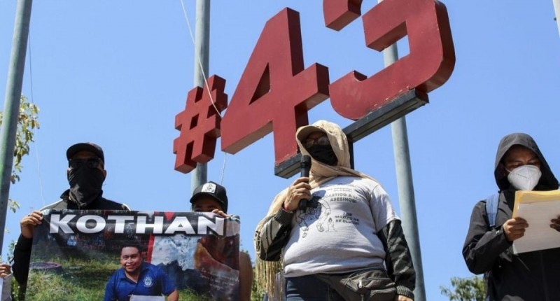 JUEZ OBLIGA AL EJÉRCITO A ABRIR ARCHIVOS DEL CASO AYOTZINAPA; SHEINBAUM LO ANALIZARÁ