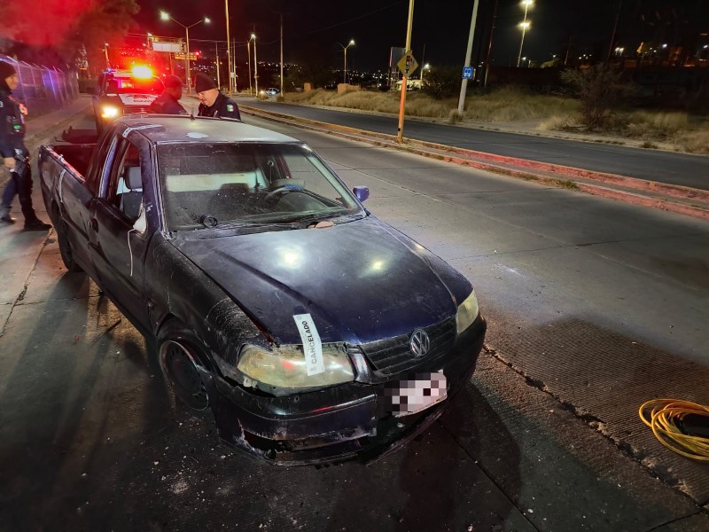 ABANDONAN VEHÍCULO VOLCADO EN AVENIDA OJOCALIENTE, EN AGS