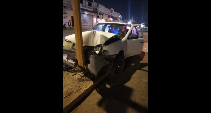 AUTOMOVILISTA CHOCÓ CONTRA POSTE EN AVENIDA CONSTITUCIÓN,EN AGS