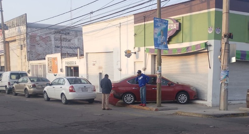 AUTOMOVIL TERMINA `ESTAMPADO` EN LA CORTINA DE UN COMERCIO EN LAS HADAS, TRAS CHOCAR CONTRA OTRO VEHÍCULO 