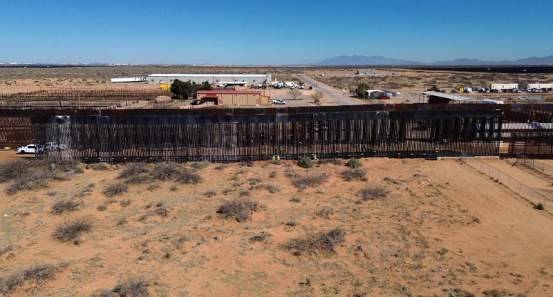 ESTADOS UNIDOS CONSTRUYE MURO NEGRO EN LA FRONTERA CON MÉXICO, QUE DIFICULTA LA ESCALADA DE MIGRANTES