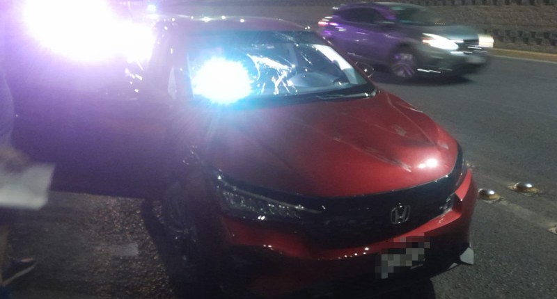 TUBO SALIÓ VOLANDO DE LA CAJA DE UNA CAMIONETA Y GOLPEO UN VEHÍCULO EN AVENIDA AGUASCALIENTES 