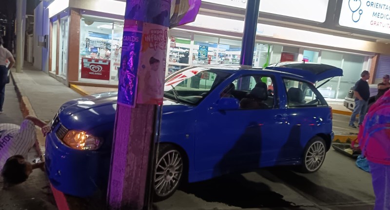 VEHÍCULO TERMINA SU MARCHA EN UN POSTE  TRAS CHOQUE CON OTRA UNIDAD EN EL FRACCIONAMIENTO ESPAÑA, EN AGS