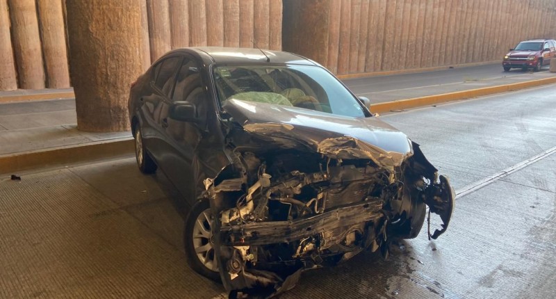 FUERTE CHOQUE CONTRA EL MURO DE CONTENCIÓN EN EL PASO A DESNIVEL DE AV. UNIVERSIDAD DEJÓ UNA MUJER LESIONADA