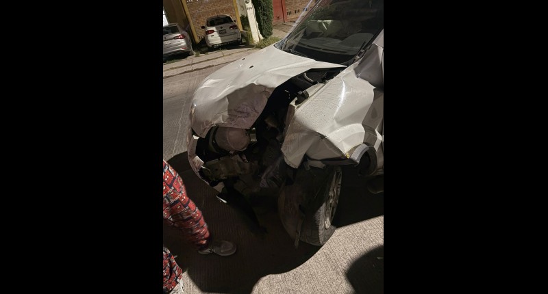 AUTOMOVILISTA CHOCÓ CONTRA UN VEHÍCULO ESTACIONADO EN EN AVENIDA BICENTENARIO DE INDEPENDENCIA, EN AGS 