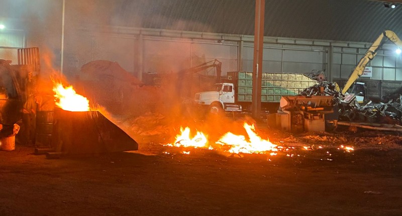 INCENDIO CONSUMIÓ MATERIAL DE RECICLABLE AL INTERIOR DE LA EMPRESA EN ALTEC, EN AGS