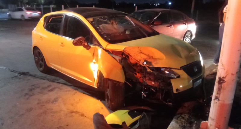AUTOMOVILISTA CHOCÓ CONTRA UN POSTE EN AVENIDA EUGENIO GARZA SADA