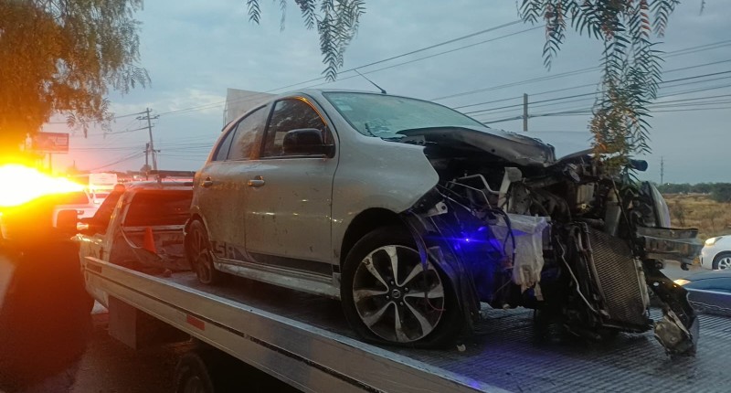 AUTOMOVILISTA CHOCÓ CONTRA UN ÁRBOL EN CIUDAD INDUSTRIAL, EN AGS