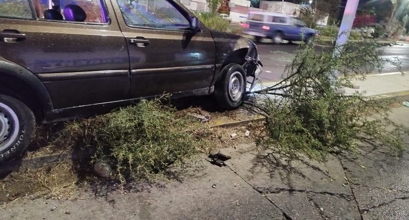 IMPRUDENTE POSTE SE LE ATRAVESÓ A UN AUTOMOVILISTA  EN TERCER ANILLO, EN AGS, Y FUE ATROPELLADO