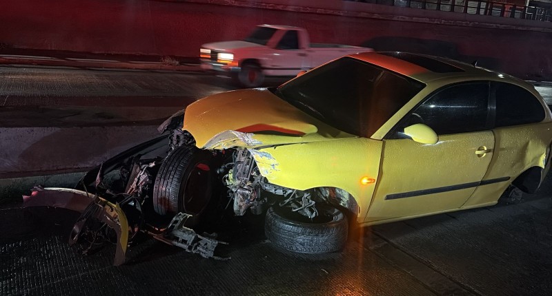 AUTOMOVILISTA CHOCÓ CONTRA UN MURO EN TERCER ANILLO, EN AGS