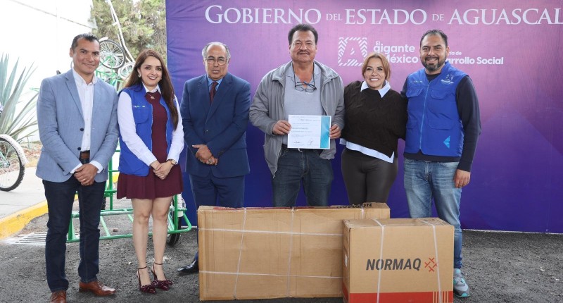 EN AGUASCALIENTES ENTREGAN APOYOS PARA EL FORTALECIMIENTO DE NEGOCIOS FAMILIARES