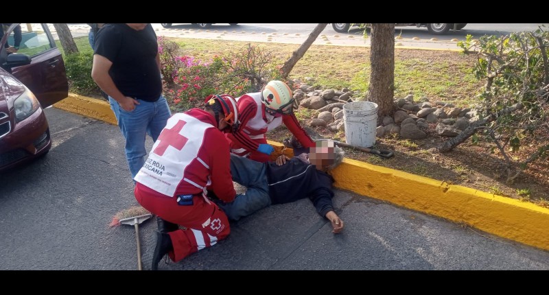 HOMBRE CRUZÓ SIN PRECAUCIÓN LA AVENIDA LÓPEZ MATEOS, EN AGS, Y FUE ATROPELLADO