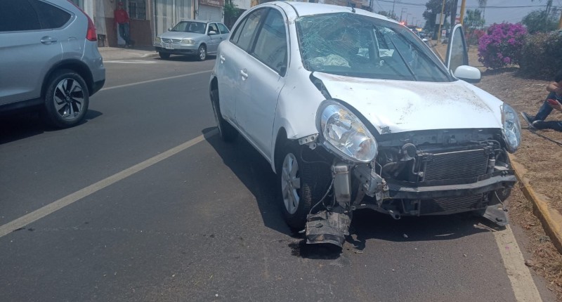 AUTOMOVILISTA DERRIBA POSTE EN  EN AVENIDA CONSTITUCIÓN, EN AGS