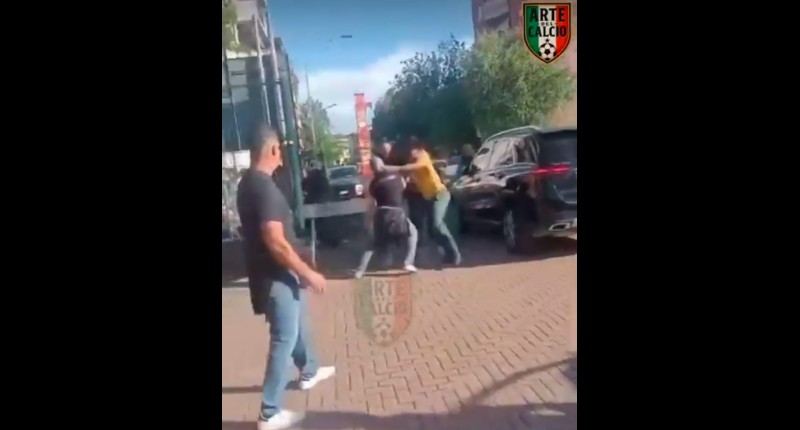JUGADOR DEL VERONA DE ITALIA SE BAJA DE SU AUTO A GOLPEAR AL PADRE DE UN NIÑO PORQUE LE RECLAMÓ NO HABERSE TOMADO UNA FOTO I VIDEO