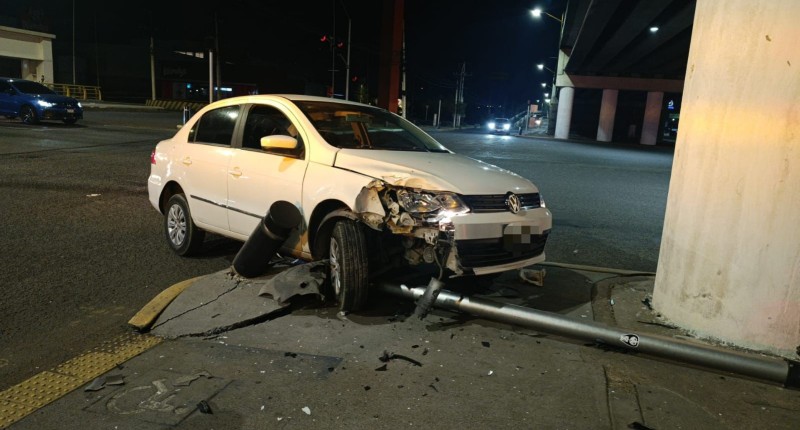 AUTOMOVILISTA CHOCÓ CONTRA EL SEMÁFORO EN BOULEVARD A ZACATECAS, EN AGS
