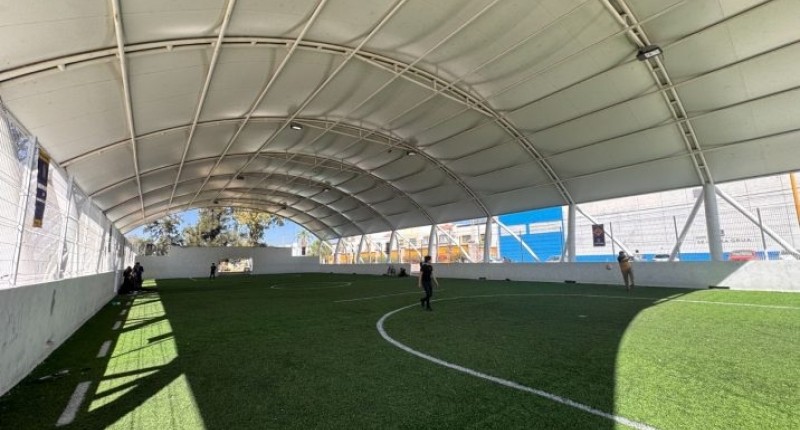 REHABILITA ALCALDE DE AGS, LEO MONTAÑEZ CANCHA DE FUTBOL 7 EN CANAL INTERCEPTOR PARA QUE MÁS NIÑAS, NIÑOS Y ADULTOS PRACTIQUEN DEPORTE