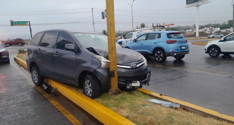 ...Y OTRO AUTOMOVILISTA CHOCÓ CONTRA POSTE EN BULEVAR JUAN PABLO II, EN AGS