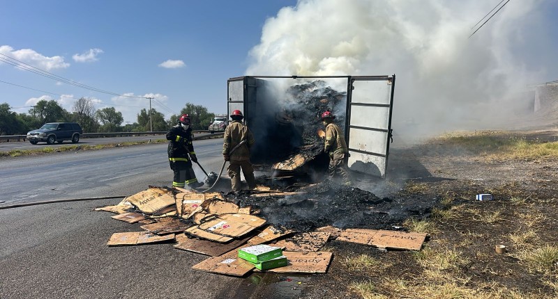 SE INCENDIÓ REMOLQUE QUE CARGABA CARTÓN  EN LA CARRETERA 45 NORTE, EN AGS