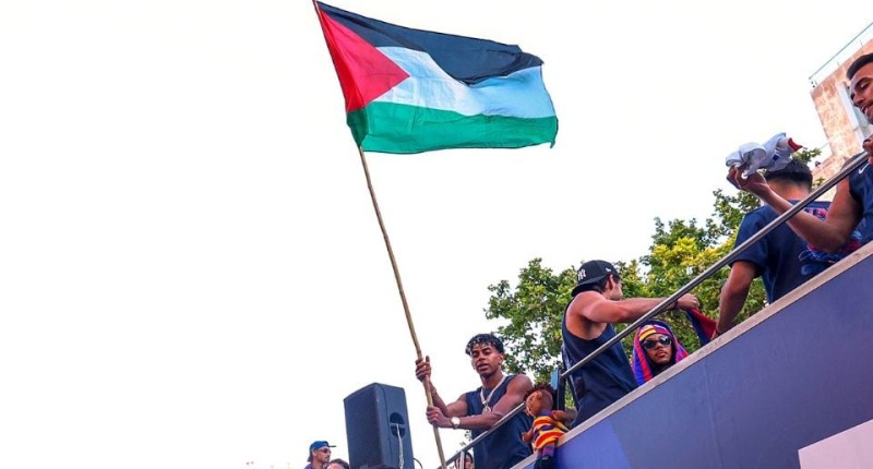 LAMINE YAMAL DESATA POLÉMICA AL CELEBRAR TÍTULO DEL BARCELONA ONDEANDO UNA BANDERA DE PALESTINA
