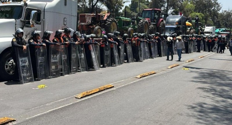 CAMPESINOS Y POLICÍAS SE ENFRENTAN EN CDMX | VIDEO 