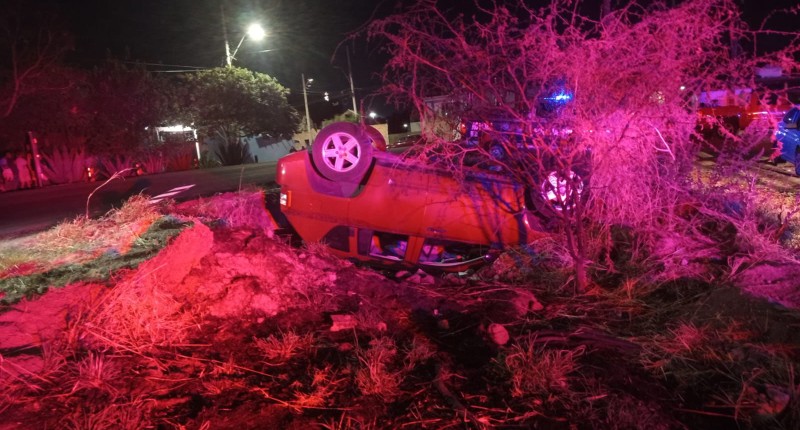 CONDUCTORA SUFRE VOLCADURA EN LA COTORINA, AGUASCALIENTES; IBA EN ESTADO DE EBRIEDAD 