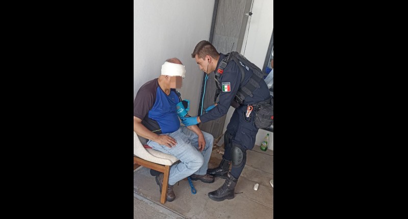 EN MUNICIPIO LIBRE, AGS, HOMBRE CAE DE DOS METROS DE ALTURA DESDE UNA ESCALERA Y SE HACE UNA HERIDA EN LA CABEZA
