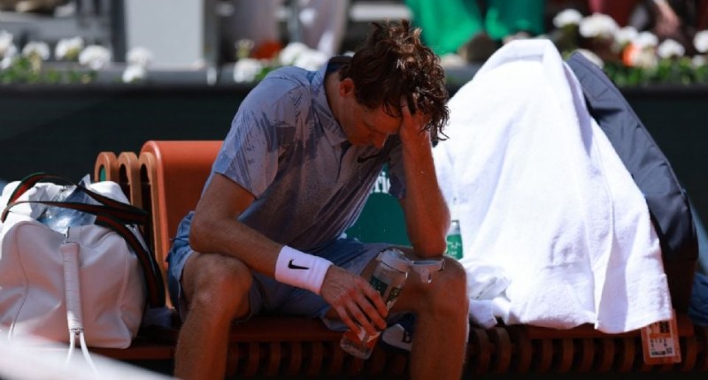 SORPRESA: JANNIK SINNER ES ELIMINADO DE ROLAND GARROS POR CERÚNDOLO ANTE UN ASFIXIANTE CALOR