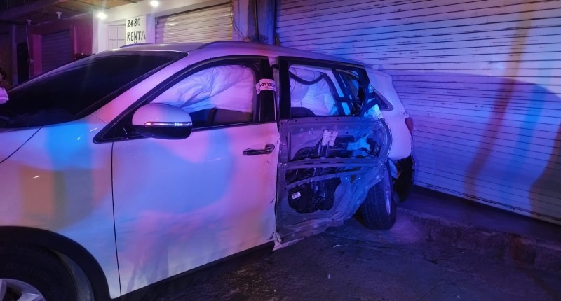 LA JOVEN JAZMÍN SE ESTRELLÓ CONTRA POSTE Y CORTINA METÁLICA EN LA SALIDA A CALVILLO
