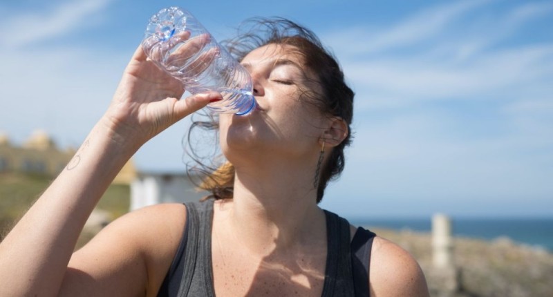 FIFA DA MARCHA ATRÁS Y PERMITIRÁ A LOS AFICIONADOS LLEVAR BOTELLAS DE AGUA A LOS ESTADIOS