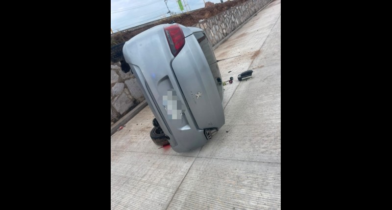 AUTOMÓVIL SALIÓ DEL CAMINO Y VOLCÓ EN EL MUNICIPIO DE SAN FRANCISCO DE LOS ROMO, AGS