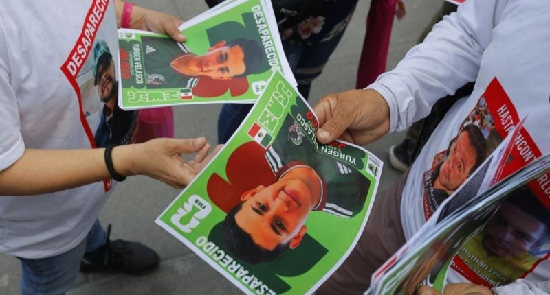 FAMILIARES CREAN ESTAMPAS GIGANTES ESTILO PANINI DE PERSONAS DESAPARECIDAS PARA PROTESTAR EN GUADALAJARA