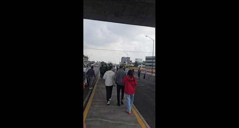 AFICIONADOS CAMINAN 3 KILÓMETROS PARA PODER LLEGAR AL ESTADIO CDMX PARA LA INAUGURACIÓN DEL MUNDIAL DE FUT BOL | VIDEO 