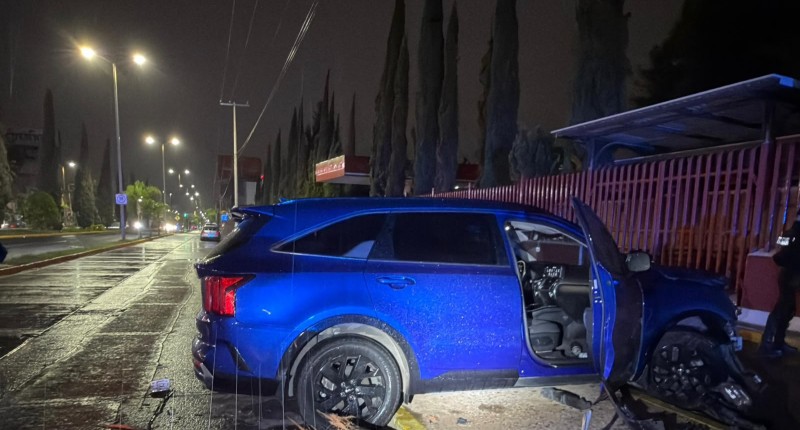 EBRIO CONDUCTOR TERMINÓ SU VELOZ RECORRIDO CHOCANDO CONTRA UN ESPECTACULAR EN BOULEVARD LUIS DONALDO COLOSIO, EN AGS 