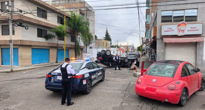 CAMIONETA TERMINÓ VOLCADA EN EL FRACCIONAMIENTO GREMIAL, EN AGS