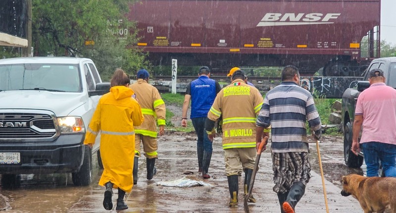 ATIENDE ALCALDE DE AGS, LEO MONTAÑEZ, VIVIENDAS AFECTADAS POR LAS FUERTES LLUVIAS EN LOS FRACCIONAMIENTOS CONSTITUCIÓN Y DELLATERRA