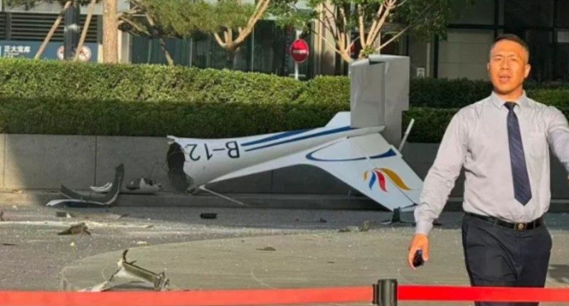 VIDEO | AVIÓN PEQUEÑO SE ESTRELLA CONTRA RASCACIELOS EN BEIJING