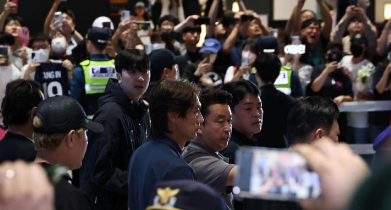 SELECCIÓN DE COREA DEL SUR ES ABUCHEADA AL LLEGAR A SU PAÍS TRAS FRACASAR EN EL MUNDIAL l VIDEO