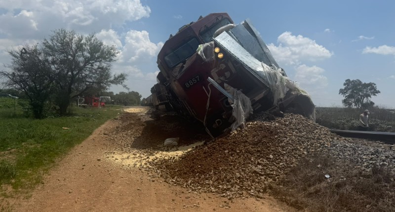 TRAILER CHOCA CONTRA EL TREN EN ASIENTOS Y LO DESCARRILÓ, HAY UN LESIONADO 