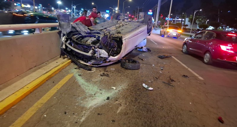 AUTOMOVILISTA CHOCÓ CONTRA EL MURO DE CONTENCIÓN Y VOLCÓ EN BOULEVARD A ZACATECAS