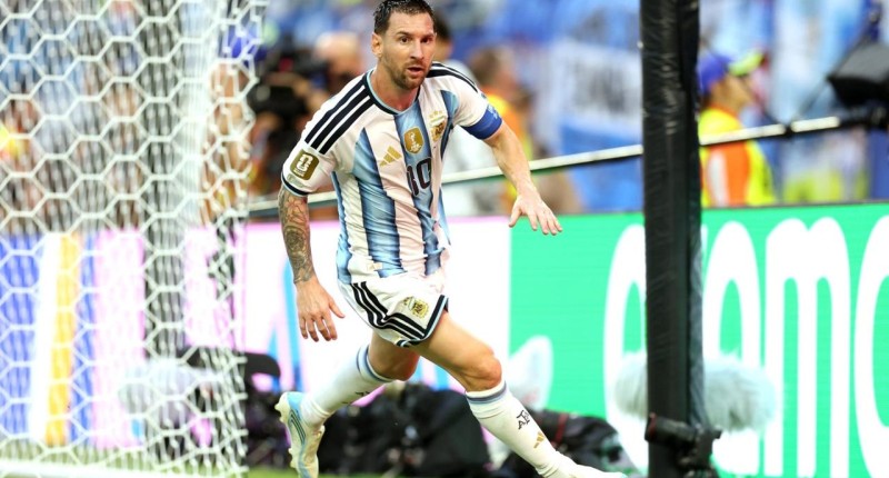 ARGENTINA SUFRIÓ MUCHÍSIMO ANTE CABO VERDE, PERO AVANZÓ A OCTAVOS DE FINAL DE LA COPA DEL MUNDO.