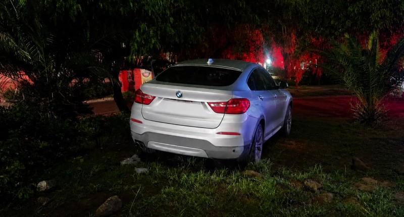 CONDUCTORA EN ESTADO DE EBRIEDAD CHOCÓ CONTRA EL CAMELLÓN EN AV. AGUASCALIENTES PONIENTE; OTRO JÓVEN FUE DETENIDO EN EL LUGAR