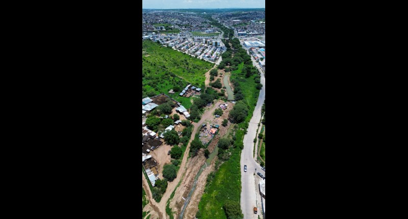 SUPERVISA ALCALDE  LEO MONTAÑEZ, LIMPIEZA Y DESAZOLVE DE ARROYO LA HACIENDA AL ORIENTE DE LA CIUDAD