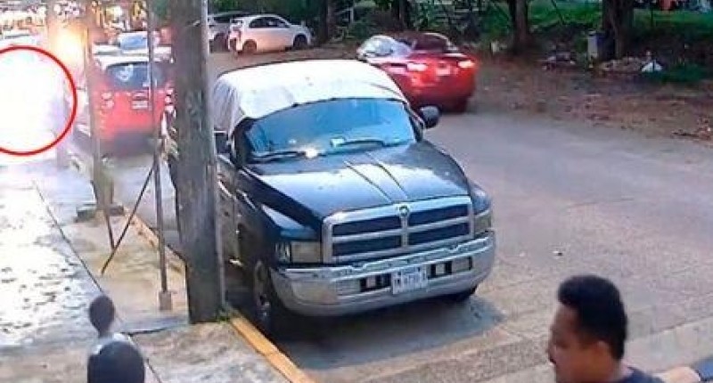 VIDEO | CAMIONETA INVADE BANQUETA Y CASI ATROPELLA A UNA FAMILIA CON DOS MENORES EN VERACRUZ
